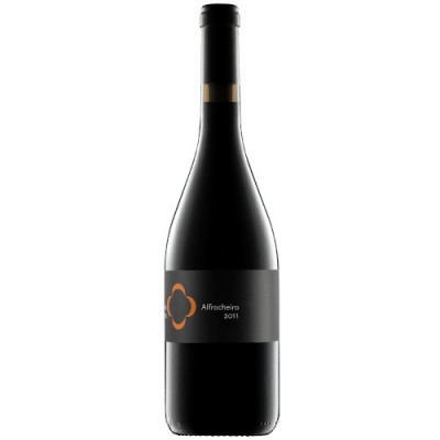 Garrafa de vinho tinto com rótulo preto e texto Alfrocheiro 2011