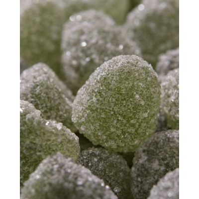 Gomas verdes cobertas de açúcar granulado em close-up