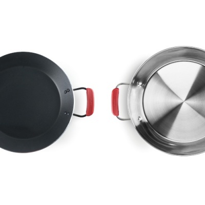 Dois tachos com alças vermelhas, um prateado e um preto