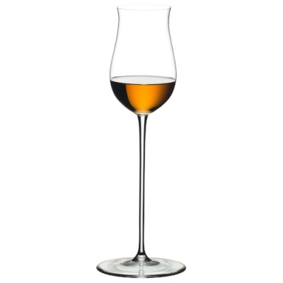 Copo de vidro com haste longa e líquido âmbar