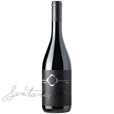 Garrafa de vinho tinto com rótulo preto e texto branco