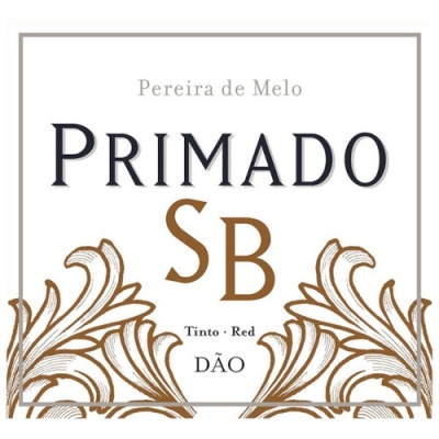 Rótulo de vinho PRIMADO SB com decoração castanha e texto em preto e castanho.