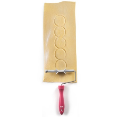 Rolo de massa para cortar círculos em massa amarela