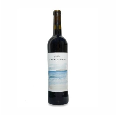 Garrafa de vinho escura com rótulo branco com imagem do mar e texto em português.