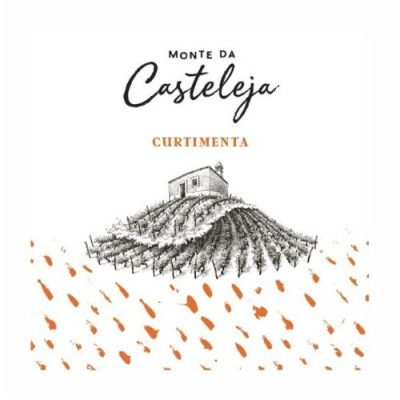 Rótulo com desenho de vila e vinhas em preto e branco e manchas alaranjadas, texto MONTE DA Casteleja CURTIMENTA