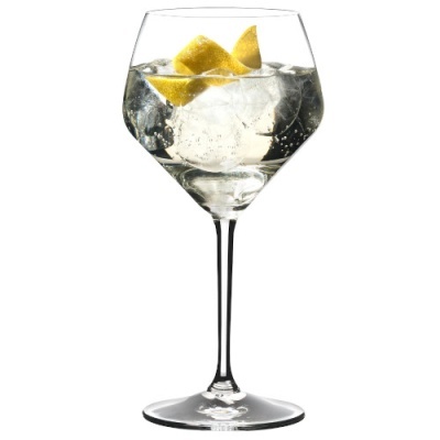 Copo de vidro com bebida, gelo e cascas de limão