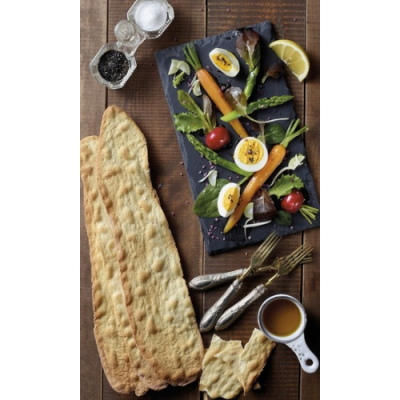 Tábua com vegetais, ovos e pão tipo folha em mesa de madeira