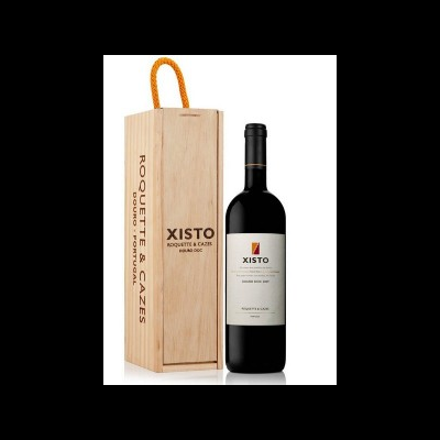 Garrafa de vinho tinto Xisto 2017 ao lado de caixa de madeira com pega laranja