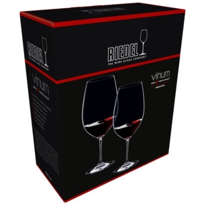 Caixa preta e vermelha com conjunto de copos de vinho Riedel Vinum