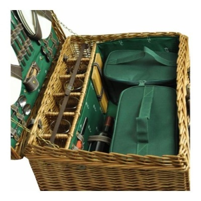 Cesto de piquenique em verga com interior verde e talheres organizados