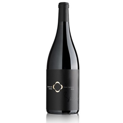 Garrafa de vinho tinto com rótulo preto fosco e design dourado e branco.