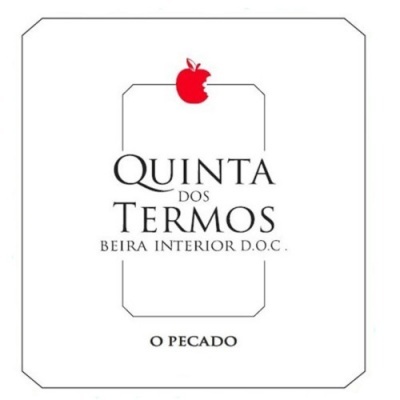 Rótulo branco com texto 'Quinta dos Termos Beira Interior D.O.C. O Pecado' e maçã vermelha