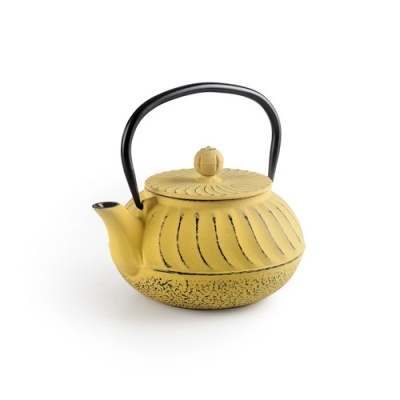 Chaleira amarela em ferro fundido com alça preta sobre fundo branco