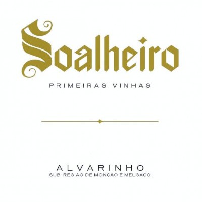 Etiqueta de vinho Soalheiro Alvarinho em fundo branco com texto dourado e preto