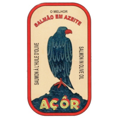 Embalagem de salmão em azeite com desenho de uma ave azul e texto em várias línguas.