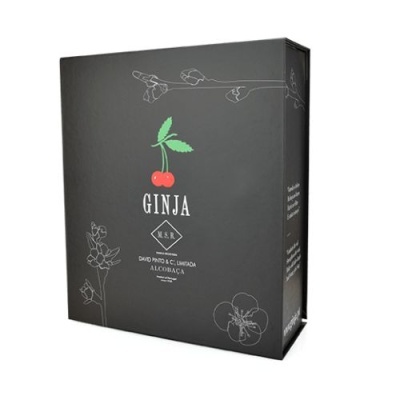 embalagem preta com ilustrações florais e cereja vermelha com folhas verdes e texto GINJA