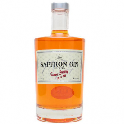 Garrafa de gin com líquido laranja e rótulo branco com texto