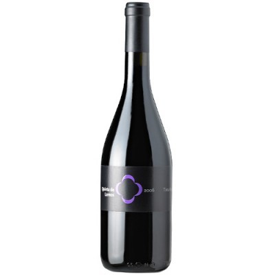 Garrafa de vinho escura com rotulo preto e logotipo roxo