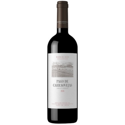 Garrafa de vinho tinto Pago de Carraovejas 2018 com rótulo branco e detalhe de vinha