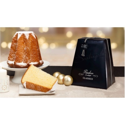 Bolo pandoro clássico amarelo com açúcar em pó, embalagem preta elegante com texto branco.