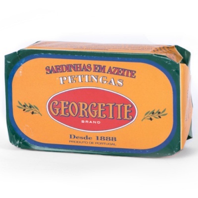 Conserva de sardinhas em azeite da marca Georgette com rótulo laranja, verde e azul
