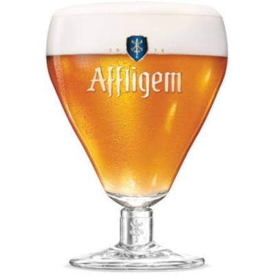 Copo de vidro com cerveja Affligem e espuma branca