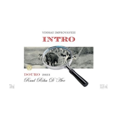 Rótulo de vinho com lupa ampliando imagem de touro e cães e texto VINHAS IMPROVAVEIS INTRO DOURO 2023.