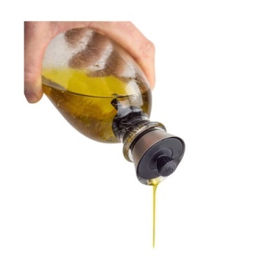 Garrafa de vidro a verter óleo amarelo