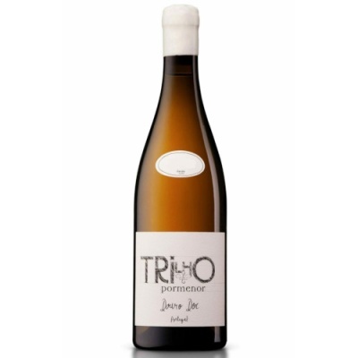 Garrafa de vinho com rótulo branco no fundo branco