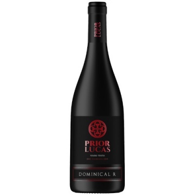 Garrafa de vinho tinto Prior Lucas com rótulo preto e vermelho