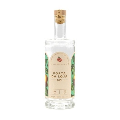 Garrafa de gin Porta da Loja com rótulo creme e desenho botânico