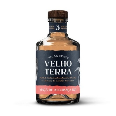 Garrafa de aguardente Velho Terra com rótulo azul escuro e faixa rosa