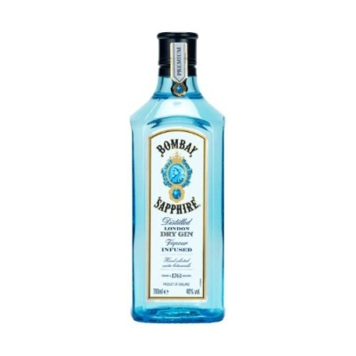 Garrafa azul de gin Bombay Sapphire com rótulo branco e dourado.
