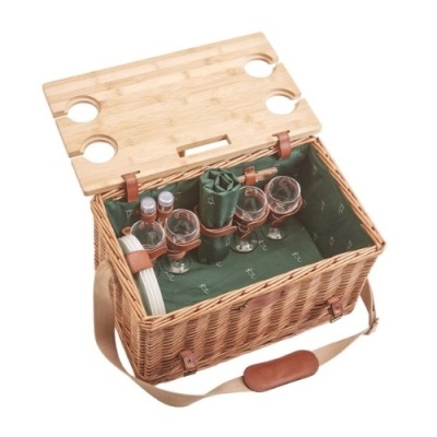 Cesto de piquenique em verga com copos, garrafas e guardanapos dentro