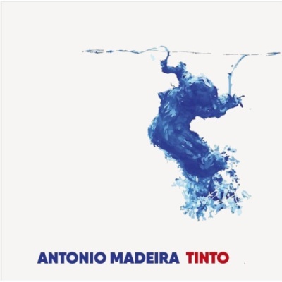 Álbum com tinta azul a misturar-se na água e texto ANTONIO MADEIRA TINTO