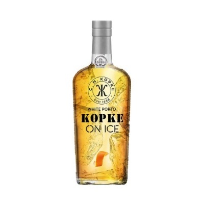 Garrafa de vinho branco Kopke On Ice com cubos de gelo e fatia de laranja