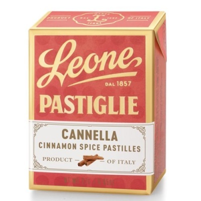 Embalagem vermelha e dourada de pastilhas Leone canela