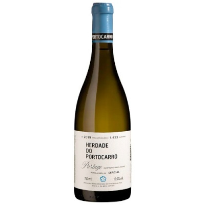 Garrafa de vinho branco Herdade do Portocarro com rótulo branco e rolha azul