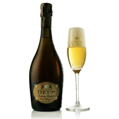 Garrafa de champanhe Deus Brut des Flandres com copo de champanhe cheio