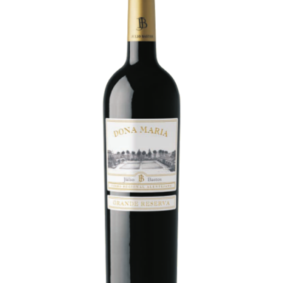 Garrafa de vinho tinto Dona Maria com rótulo branco e dourado