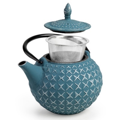 Chaleira de ferro fundido azul com padrão em relevo e infusor metálico
