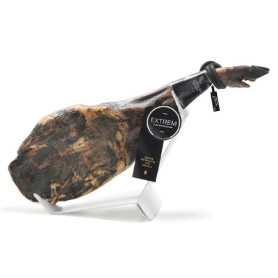 Presunto curado com etiquetas em suporte metálico