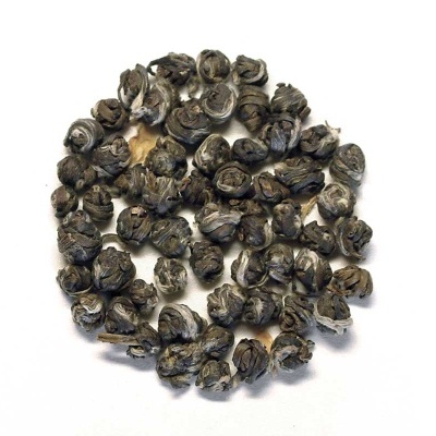 Grãos enrolados pretos e cinza sobre fundo branco