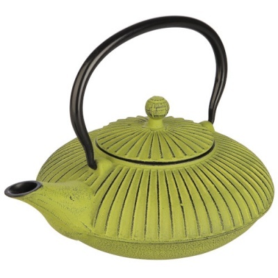 Chaleira verde de ferro fundido com padrão de linhas e pega metálica preta em arco