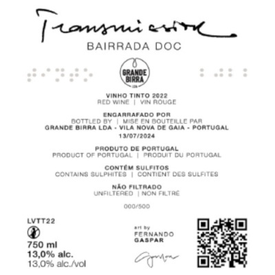 Etiqueta branca de vinho tinto com texto preto e código QR