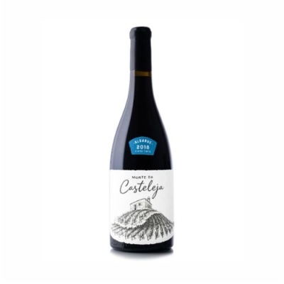 Garrafa de vinho tinto Monte da Casteleja com rótulo branco e selo azul Alentejo 2015