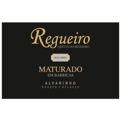 Etiqueta preta para vinho Regueiro com texto dourado e branco e número 0001/3900.