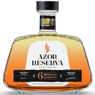 Garrafa de gin AZOR RESERVA EXCELLENCE GIN com rótulo branco e detalhes em preto e dourado