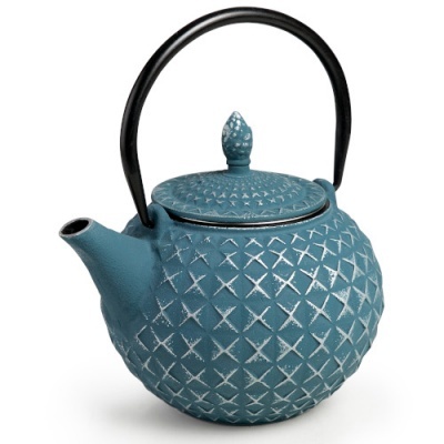 Chaleira azul de ferro fundido com padrão texturizado e alça preta curvada