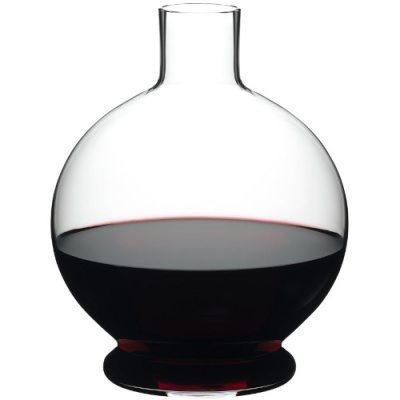 Decantador de vinho em vidro transparente com vinho tinto dentro